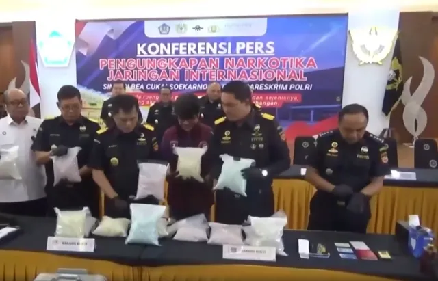 Indonesia bắt giữ phi công bị cáo buộc vận chuyển ma túy- Ảnh 1. Indonesia bắt giữ phi công bị cáo buộc vận chuyển ma túy- Ảnh 1.
