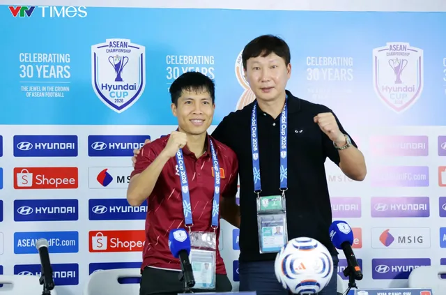 HLV Kim Sang-sik: "Tôi đã ném chiếc áo trắng đi"- Ảnh 1. HLV Kim Sang-sik: "Tôi đã ném chiếc áo trắng đi"- Ảnh 1.