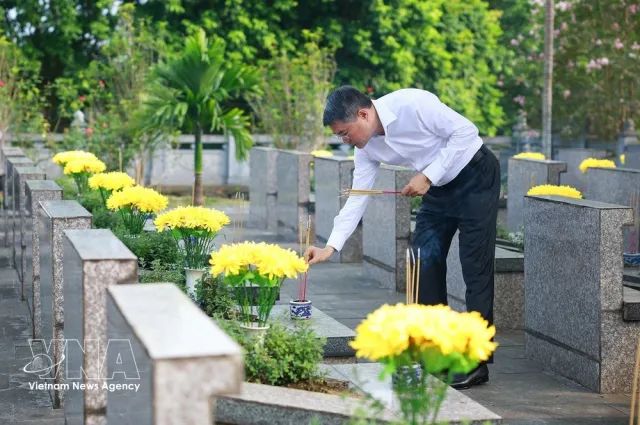 Prime Minister urges Lao Cai to turn advantages into development drivers - Ảnh 1.