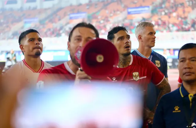 CĐV Indonesia đòi sa thải HLV John Herdman sau thất bại 0-3 trước ĐT Việt Nam- Ảnh 4. CĐV Indonesia đòi sa thải HLV John Herdman sau thất bại 0-3 trước ĐT Việt Nam- Ảnh 4.