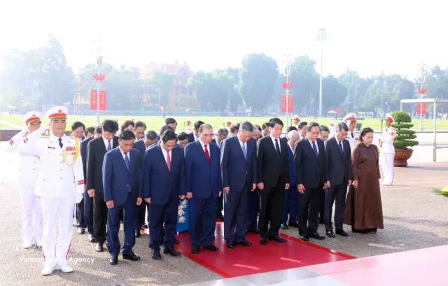 Party and State leaders pay tribute to heroic martyrs, President Ho Chi Minh - Ảnh 2.