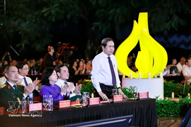 Key Party, State leaders attend live television programme honouring fallen heroes - Ảnh 1.