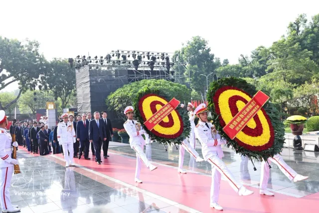 Party and State leaders pay tribute to heroic martyrs, President Ho Chi Minh - Ảnh 1.