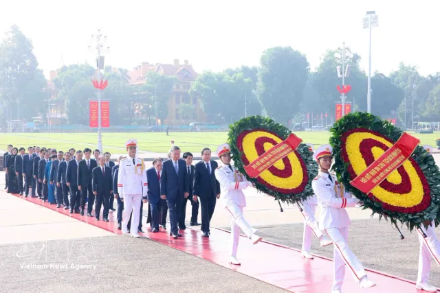 Party and State leaders pay tribute to heroic martyrs, President Ho Chi Minh - Ảnh 3.