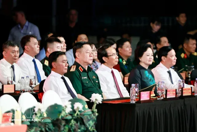 Key Party, State leaders attend live television programme honouring fallen heroes - Ảnh 2.