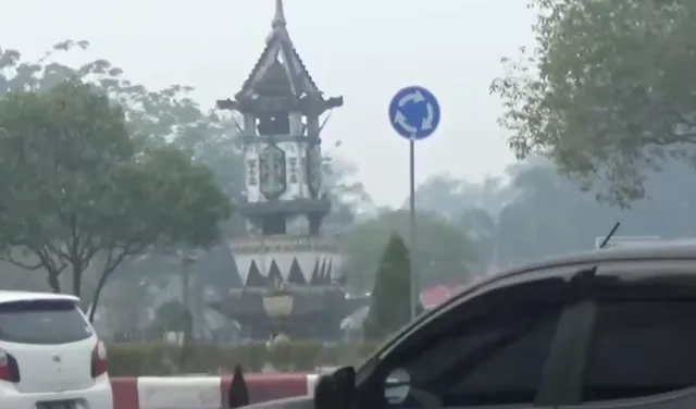Indonesia đóng cửa trường học do khói cháy rừng- Ảnh 1. Indonesia đóng cửa trường học do khói cháy rừng- Ảnh 1.