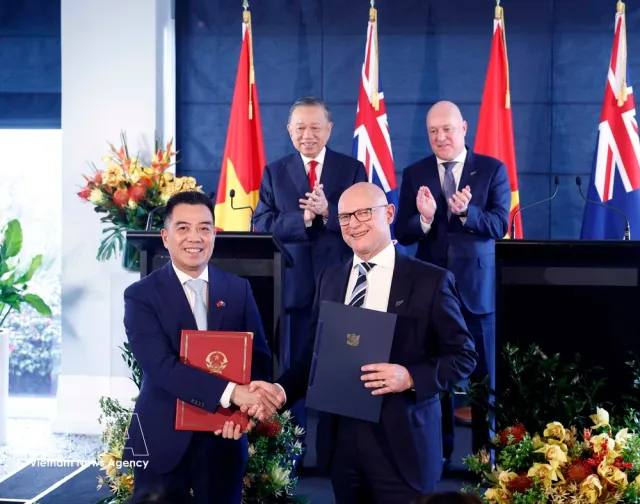 Vietnam, New Zealand leaders witness exchange of cooperation documents - Ảnh 1.