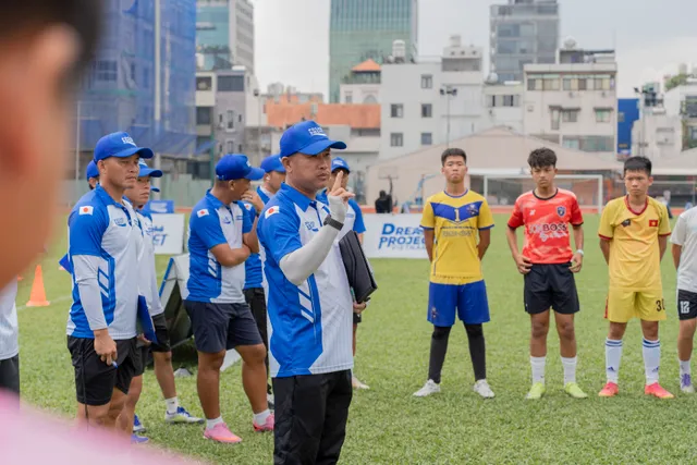 HLV Đinh Hồng Vinh "đãi cát tìm vàng", chọn tài năng trẻ không chuyên tập huấn ở J-League- Ảnh 1. HLV Đinh Hồng Vinh "đãi cát tìm vàng", chọn tài năng trẻ không chuyên tập huấn ở J-League- Ảnh 1.