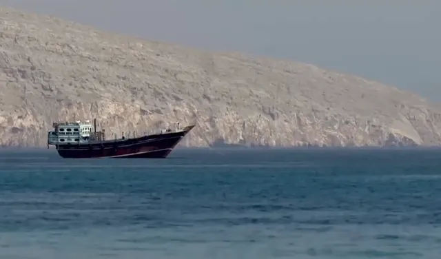 Iran và Oman thảo luận hành lang tạm thời qua eo biển Hormuz - Ảnh 1.