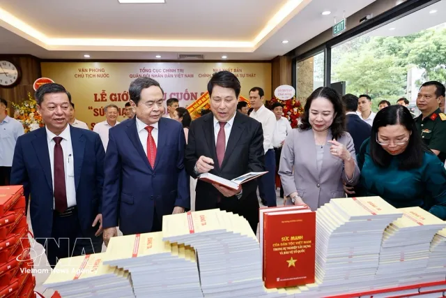 Former President’s book on Vietnam’s national strength introduced in Hanoi - Ảnh 1.