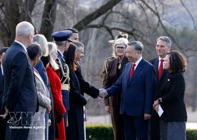 Australian Governor-General hosts welcome ceremony for top Vietnamese leader - Ảnh 1.