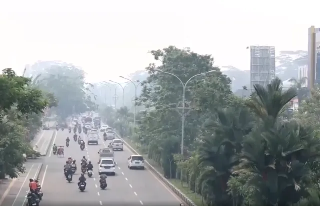 Hơn 1,4 triệu học sinh Indonesia phải học trực tuyến do khói mù- Ảnh 1.