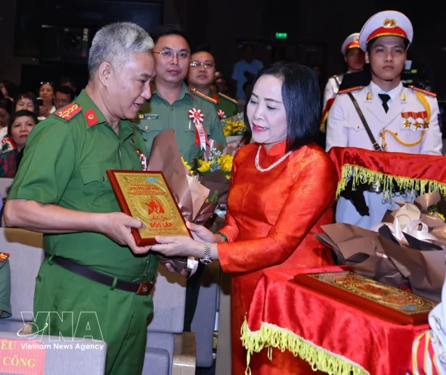 Political-artistic programme highlights value of independence, aspirations for development - Ảnh 1.