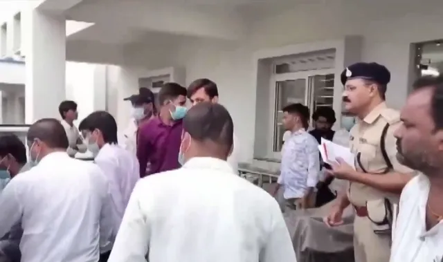 Ấn Độ: Ngộ độc rượu giả làm 11 người tử vong- Ảnh 1. Ấn Độ: Ngộ độc rượu giả làm 11 người tử vong- Ảnh 1.