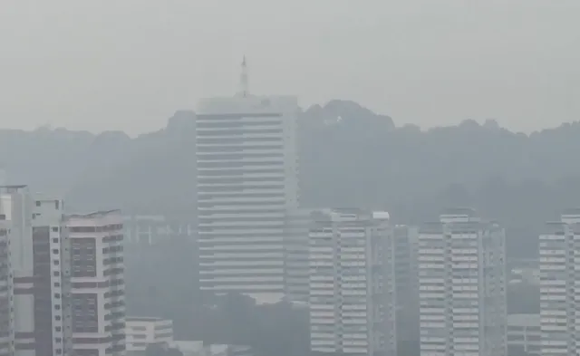 Khói mù bao phủ Singapore - Ảnh 1.