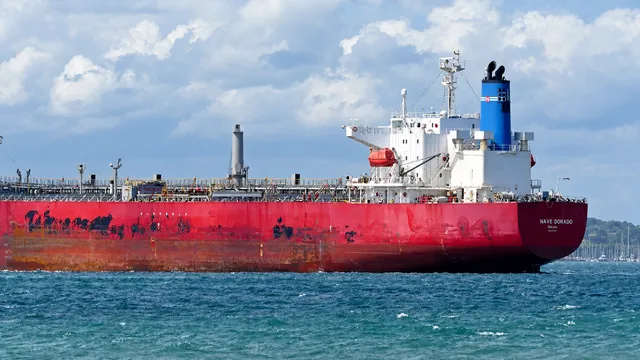Tàu chở dầu phát nổ tại eo biển Hormuz- Ảnh 1. Tàu chở dầu phát nổ tại eo biển Hormuz- Ảnh 1.