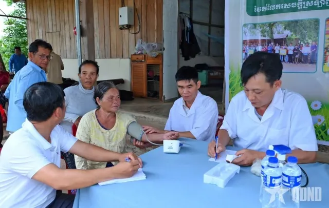 Vietnamese military unit provides free healthcare, gifts for Cambodians - Ảnh 1.