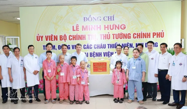 PM visits, presents gifts to child patients at Vietnam National Cancer Hospital - Ảnh 1.