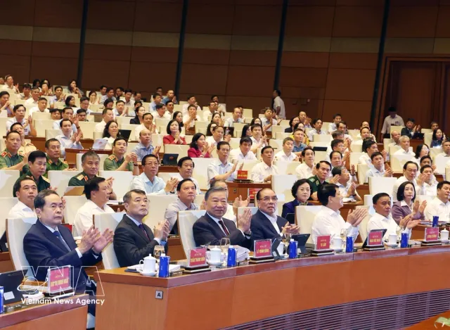 Nationwide conference held to disseminate new Politburo resolutions, directives - Ảnh 1.