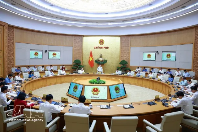 PM Le Minh Hung chairs Government’s regular meeting for August - Ảnh 1.