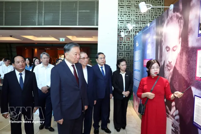 Party, State leaders visit exhibition honouring exemplary people - Ảnh 1.
