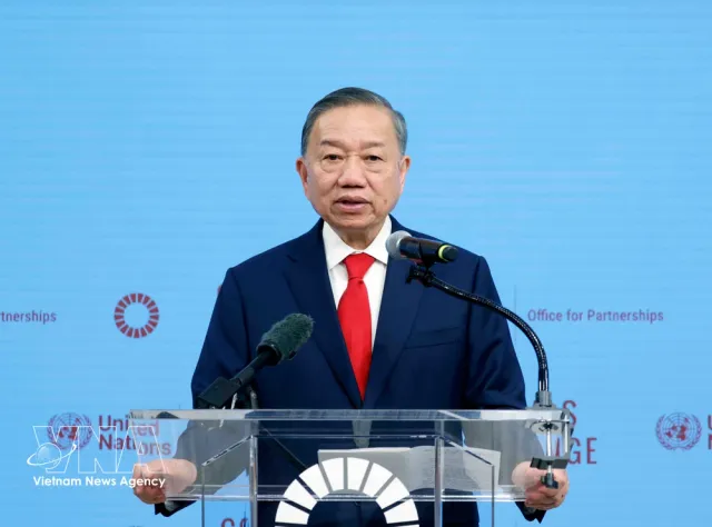 Vietnam exchanges cooperation documents with UN development agencies - Ảnh 1.