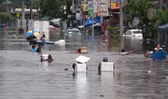 Cuộc sống đảo lộn do lũ lụt tại Bangkok - Ảnh 1.