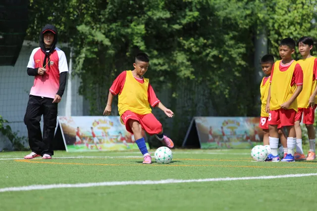 Tiền vệ từng lập kỷ lục V.League Nghiêm Xuân Tú ngồi ghế HLV khách mời "Cầu thủ nhí 2026" - Ảnh 4.