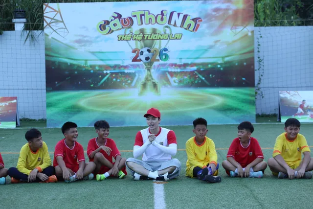 Tiền vệ từng lập kỷ lục V.League Nghiêm Xuân Tú ngồi ghế HLV khách mời "Cầu thủ nhí 2026" - Ảnh 1.