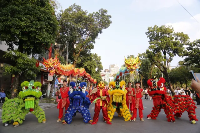 15 quốc gia hội tụ trong lễ hội đường phố "Sắc màu năm châu" tại Hà Nội - Ảnh 4.