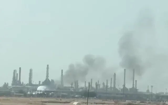 Houthi tấn công cơ sở dầu mỏ của Saudi Arabia - Ảnh 1. Houthi tấn công cơ sở dầu mỏ của Saudi Arabia - Ảnh 1.