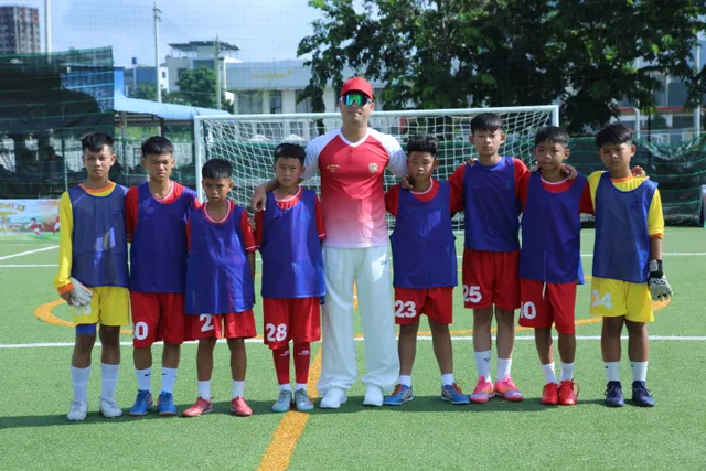 Cầu thủ nhí 2026: Đội Gin Tuấn Kiệt thắng trận tranh hạng 3, Trương Thế Vinh phải chia tay 5 học trò - Ảnh 1.