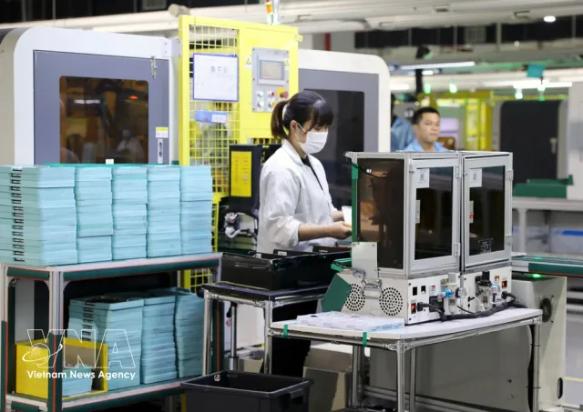 Manufacturing, trade sustain Vietnam’s economic growth: Standard Chartered - Ảnh 1.