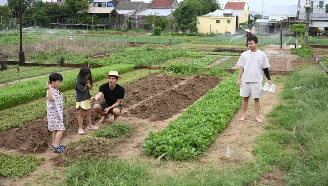 Bố ơi mình đi đâu thế: Huy R hát live 'Anh thanh niên' trên thuyền thúng- Ảnh 2.