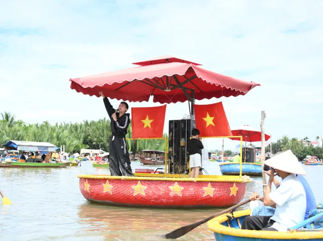Bố ơi mình đi đâu thế: Huy R hát live 'Anh thanh niên' trên thuyền thúng- Ảnh 4.
