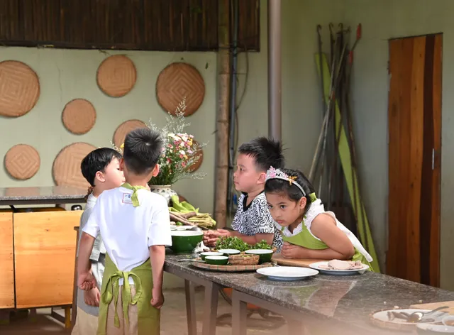 Bố ơi mình đi đâu thế: Huy R hát live 'Anh thanh niên' trên thuyền thúng- Ảnh 5.