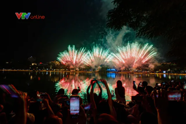 Fireworks mark Hanoi liberation day - Ảnh 3.