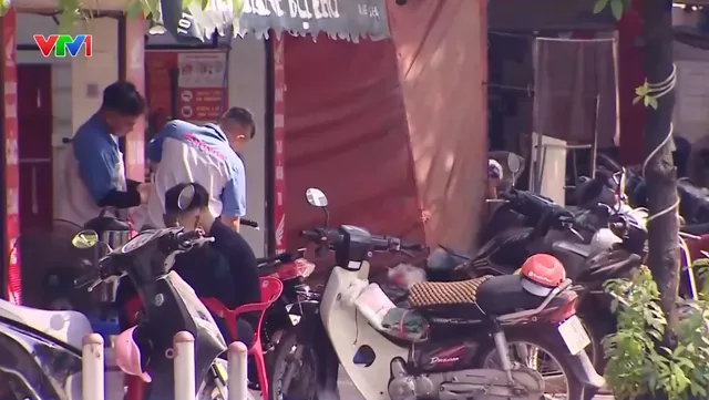 Nhiều cơ sở sửa chữa, kinh doanh xe máy chật hẹp, thuê ở nhà xưởng tạm bợ, tiềm ẩn nguy cơ cháy nổ  - Ảnh 1.