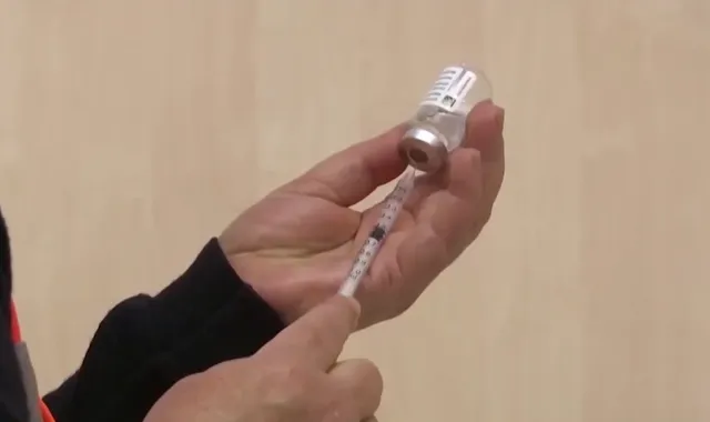 Pháp tăng cường tiêm vaccine phòng cúm và COVID-19- Ảnh 1.