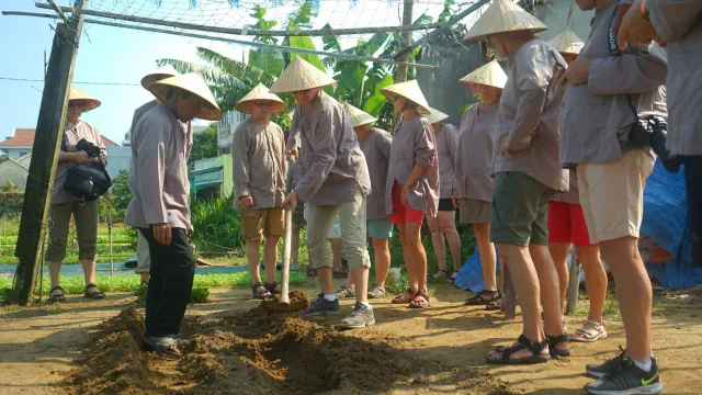 Làng nghề truyền thống Đà Nẵng hút khách quốc tế - Ảnh 1.