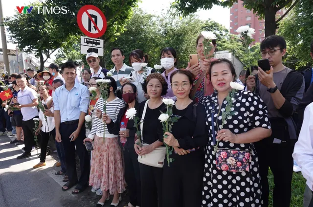 Nhiều người dân vượt đường xa về TP Hồ Chí Minh tiễn đưa các anh hùng liệt sĩ - Ảnh 1.