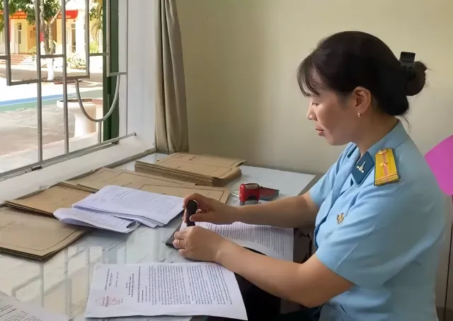 Nữ nhân viên bảo mật "giỏi việc nước, đảm việc nhà" - Ảnh 1.