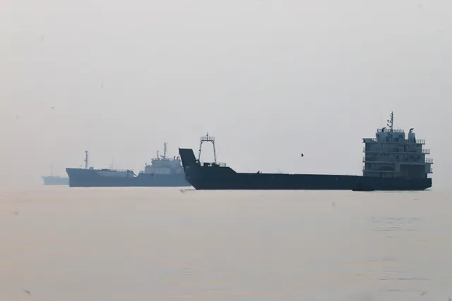 Hai tàu bị chìm gần eo biển Hormuz trong 24 giờ- Ảnh 1. Hai tàu bị chìm gần eo biển Hormuz trong 24 giờ- Ảnh 1.