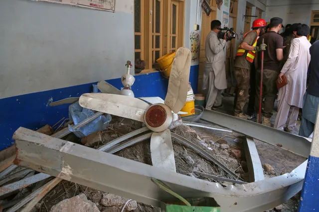 Sập mái trường học ở Pakistan, hàng chục người thiệt mạng- Ảnh 3. Sập mái trường học ở Pakistan, hàng chục người thiệt mạng- Ảnh 3.