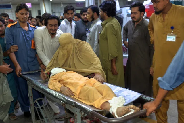 Sập mái trường học ở Pakistan, hàng chục người thiệt mạng- Ảnh 7. Sập mái trường học ở Pakistan, hàng chục người thiệt mạng- Ảnh 7.