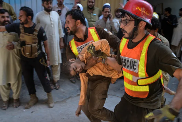 Sập mái trường học ở Pakistan, hàng chục người thiệt mạng- Ảnh 6. Sập mái trường học ở Pakistan, hàng chục người thiệt mạng- Ảnh 6.