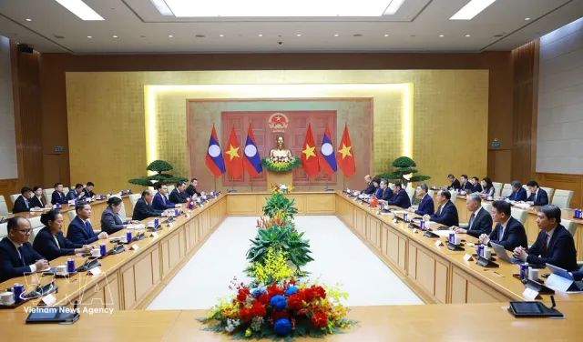 Vietnam gives top priority to relations with Laos: PM - Ảnh 1.