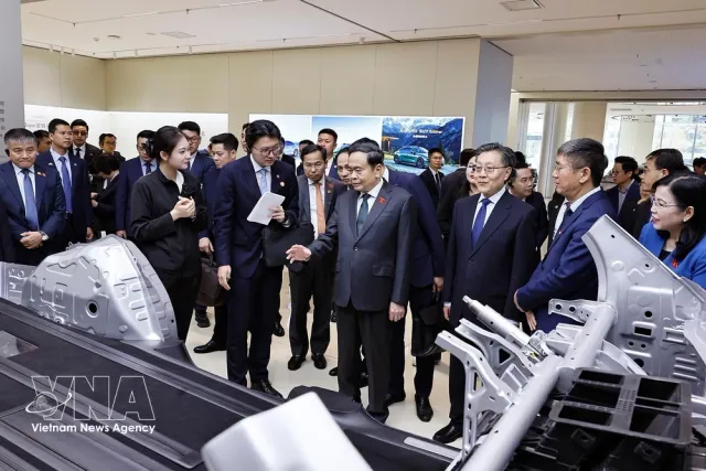 NA President visits Beijing Economic-Technological Development Area - Ảnh 1.