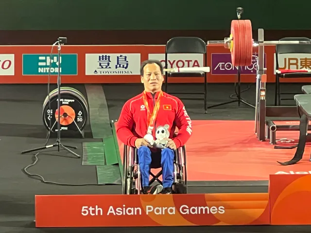 ASIAN Para Games 5: Lê Văn Công giành huy chương bạc đầu tiên cho đoàn Việt Nam- Ảnh 1.