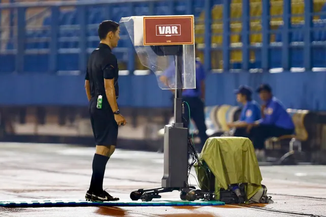 CA TP Hồ Chí Minh vươn lên top 5 trong trận cầu "tranh cãi" vì trọng tài- Ảnh 2.